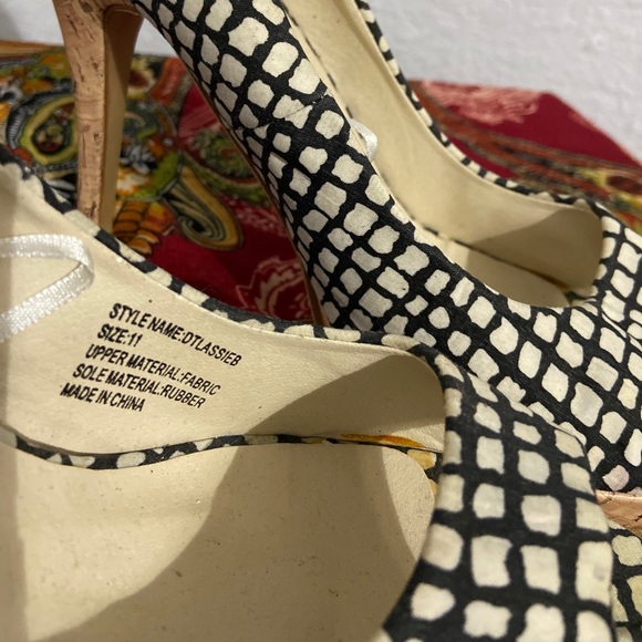 Black and White Pumps - Picture 4 of 4